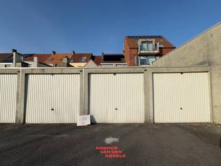 Garage gelegen te Sint-Kruis, op korte afstand van Brugge. Deze garage biedt voldoende ruimte voor opslag of parkeermogelijkheden. De locatie is makkelijk bereikbaar en ideaal voor wie een veilige en handige plek zoekt om zijn voertuig.<br /><br />Voor meer informatie of om een bezichtiging in te plannen, neem contact met ons op!