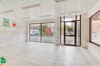 Multifunctioneel handelspand met garage. <br /><br />Ideaal gelegen handelspand vlakbij de markt en de winkelstraat van Geel met een vlotte verbinding naar de invalswegen. Het pand heeft volgende indeling: winkelruimte met groot etalagevenster, bijkeuken en apart toilet. <br /><br />EPC: label B<br /><br />Meteen achter het handelspand bevindt zich nog een garage die ook bij aan te kopen is voor 25.000 EURO. <br /><br />Voor bijkomende informatie of een bezoek ter plaatse kan u steeds contact opnemen met Immo SP op 014 59 10 20 of via info@immosp.be.