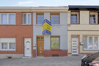 immo DAVID stelt voor: volledig gerenoveerde 2-gevelwoning<br /><br />Ontdek deze lichtrijke 2-gevelwoning, volledig gerenoveerd in 2026 en perfect instapklaar.<br /><br />Via de inkomhal betreedt u de gezellige leefruimte van 36 m². Aansluitend bevindt zich de volledig uitgeruste open keuken, die toegang biedt tot de zuidgerichte buitenruimte. Verder beschikt de woning op het gelijkvloers over een moderne badkamer met inloopdouche, lavabo en toilet.<br /><br />Op de eerste verdieping bevindt zich een overloop van 12 m², die dankzij haar oppervlakte en indeling perfect kan worden ingericht als derde slaapkamer, bureauruimte of hobbyruimte. Daarnaast is er een slaapkamer van 12 m² en een ruime zolderkamer van 24 m². Vanop deze verdieping geniet u bovendien van toegang tot een aangenaam zuidgericht terras van 20 m².<br /><br />Ook technisch werd de woning grondig aangepakt. Zo werd het dak volledig vernieuwd en geïsoleerd en werd de woning uitgerust met driedubbele beglazing, wat resulteert in een gunstige EPC-score B. Daarnaast werd de elektriciteit volledig vernieuwd en conform gesteld.<br /><br />De woning geniet van een vlotte bereikbaarheid dankzij diverse in- en uitvalswegen, het station van Sint-Agatha-Berchem en busverbindingen R14 en R36. Ook de fietssnelweg, het Laarbeekbos en het UZ Brussel bevinden zich in de onmiddellijke omgeving.<br /><br />Een ideale woning voor wie op zoek is naar een volledig gerenoveerde en instapklare woning, zonder grote kosten of renovatiewerken in de komende jaren.