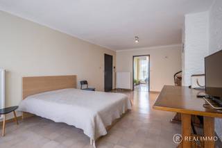 <strong>Ligging</strong><br />Op een uitstekende ligging in Beveren-Leie, een rustige en gegeerde deelgemeente van Waregem, worden deze twee boven elkaar gelegen appartementen samen te koop aangeboden. Dankzij de vlotte verbinding naar Waregem en Kortrijk en de nabijheid van winkels, scholen en horeca genieten beide units van een sterke aantrekkingskracht voor huurders.<br /><br /><strong>Indeling</strong><br />Beide appartementen beschikken over een gelijkaardige en functionele indeling. Via de inkomhal bereik je telkens een ruime en lichtrijke leefruimte die aansluit op een praktisch ingerichte keuken. Verder zijn er per appartement twee volwaardige slaapkamers en een badkamer met ligbad, lavabomeubel en toilet. Achteraan beschikt elk appartement over een ruim terras met een open en rustgevend uitzicht. Daarnaast is per appartement een privatieve autostaanplaats inbegrepen in de verkoop.<br /><br /><strong>Technisch</strong>
<ul>
<li>Beide appartementen worden verwarmd via aardgas (centrale verwarming).</li>
<li>Kortrijkseweg 156 beschikt over een EPC-label B.</li>
<li>Kortrijkseweg 158 beschikt over een EPC-label C.</li>
<li>De combinatie van degelijke energiescores en goed onderhoud maakt dit een duurzame investering.</li>
</ul>
<strong>Troeven</strong><br />Deze eigendom wordt in zijn geheel verkocht en biedt een onmiddellijk en stabiel huurrendement. Beide appartementen zijn reeds verhuurd aan betrouwbare huurders, waardoor leegstand vermeden wordt.
<ul>
<li>Kortrijkseweg 156 is verhuurd aan €660/maand.</li>
<li>Kortrijkseweg 158 is verhuurd aan €640/maand.</li>
</ul>
Dit resulteert in een totale maandelijkse huuropbrengst van €1.300.<br />Met twee autostaanplaatsen inbegrepen, een gunstige ligging en solide huurinkomsten is dit een zorgeloze en rendabele investering.<br /><br /><strong>Contact</strong><br />Interesse in deze opbrengsteigendom? Contacteer Cedrik via 0472/66.56.64 of via cedrik@real-immo.be voor meer informatie of het inplannen van een bezoek.