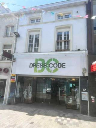 Bent u op zoek naar een commerciële ruimte die geniet van een hoge visibiliteit langs de Kattestraat in Aalst? Dit handelspand is uiterst...