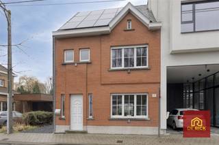 Centraal gelegen, energiezuinige woning nabij winkels, supermarkten en met vlotte verbinding naar de E40.De woning omvat een inkomhal, een...
