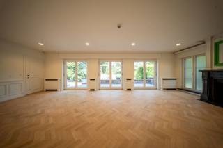 Op een boogscheut van het centrum van Waregem bevindt zich deze ruime en statige villa met tuin. Dankzij de royale bewoonbare oppervlakte, de volledige onderkeldering en de huidige indeling biedt deze eigendom tal van mogelijkheden, waaronder de combinatie van wonen en werken.<br /><br />Momenteel is het gelijkvloers ingericht als een combinatie van praktijk- en leefruimtes. De woning beschikt hierbij over zowel een publieke als een privatieve inkom, waardoor wonen en werken perfect van elkaar gescheiden kunnen worden. Verder bevinden zich op deze verdieping een apart toilet en een kleed-/doucheruimte.<br /><br />Via de prachtig afgewerkte trap met houten accenten bereikt u de eerste verdieping. Hier bevindt zich een ruime en lichtrijke leefruimte met open keuken. De keuken werd ongeveer acht jaar geleden vernieuwd en is uitgerust met hoogwaardige toestellen. De parketvloer zorgt voor extra karakter en een warme uitstraling. Op deze verdieping bevinden zich daarnaast twee slaapkamers, waarvan één met dressing, een bureauruimte en een badkamer.<br /><br />Een vaste trap leidt naar de bovenste verdieping, waar zich nog twee volwaardige slaapkamers bevinden. Daarnaast is deze verdieping voorzien van een aparte douchekamer met lavabo, een afzonderlijk toilet en een technische ruimte.<br /><br />De woning is bovendien volledig onderkelderd en biedt hierdoor heel wat extra bergruimte en praktische mogelijkheden.<br /><br />Buiten geniet u van een ruime tuin die voldoende plaats biedt voor ontspanning en recreatie. Dankzij de grootte en inrichting van het perceel is het hier aangenaam vertoeven met de nodige rust en privacy. Ook biedt het perceel heel wat parkeermogelijkheden voor de woning.<br /><br />Faciliteiten van de woning:<br />- Alarm, camera’s en domotica<br />- Gelijkvloers verwarmd op stookolie;<br />- Verdiepingen verwarmd op aardgas<br />- Deels driedubbele beglazing<br />- Elektrische rolluiken<br />- Waterontkalker<br />- Stadswater<br />- Boorputwater<br />- Regenwater<br /><br />Interesse in deze woning met heel wat mogelijkheden? Neem dan contact met ons op voor meer informatie of een bezoek ter plaatse.