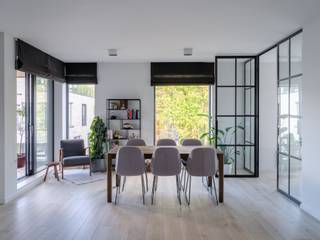 - Gelieve ons per mail (info@immo-cvh.be) te contacteren om uw bezichtiging in te plannen -
Dit prachtig appartement maakt deel uit van residentie Wings, een kleinschalig nieuwbouwproject dat gelegen is op een zeer vlot bereikbare doch rustige locatie te Sint-Denijs-Westrem. Deze ligging, op een boogscheut van de Kortrijksesteenweg, R4 en E40 en op wandelafstand van openbaar vervoer, winkels, Maria Middelares, Flanders Expo,... is erg gewild omwille van zijn toegankelijkheid.
Bij het betreden van dit recent gebouwd appartement (2017) wordt u meteen gecharmeerd door zijn grote troeven: de stijlvolle en luxueuze afwerking alsook de vele lichtinval die alom present is. Het appartement beschikt over twee ruime slaapkamers waarvan één momenteel ingericht als burearuimte. De hedendaagse badkamer beschikt over een inloopdouche en dubbele lavabo. Het toilet is afzonderlijk.
Via de ruime gang komt u in de lichtrijke leef- en eetruimte met aanpalend het terras van 10 m2. Aansluitend bevindt zich de moderne en volledig uitgeruste, open keuken die voorzien is van AEG toestellen. Een leuk gegeven is dat het keukenwerkblad voorzien is van een kleine eethoek waar u gezellig kan eten of aperitieven.
Verder is er nog een ruime berging die tevens kan dienen als wasplaats. Bij het appartement hoort ook een privatieve kelderberging, autostaanplaats (75 euro) en een fietsenberging.
Kortom, bent u op zoek naar een instapklaar en modern appartement gelegen op een toplocatie, dan is dit eigendom zéker een bezoekje waard!
(domicilie verplicht - geen studenten - contract: LT - kosten: 95 euro - beschikbaar vanaf 1 jan ‘27)