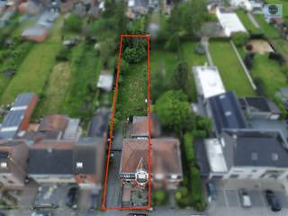 <p><span>INSTAPKLARE WONING MET 3 SLAAPKAMERS EN TUIN</span></p><p><span>Richtprijs : 299.000 euro</span></p><p><span> </span></p><p><span>Deze woning is ideaal gelegen in de nabijheid van scholen, winkels en openbaar vervoer.</span></p><p><span> </span></p><p><span>De woning heeft volgende indeling : op het gelijkvloers treft u de ruime inkomhal met toegang tot de living -en eetruimte, de ingerichte keuken en berging.</span></p><p><span> </span></p><p><span>Op de eerste verdieping treft u de 3 slaapkamers en een badkamer.</span></p><p><span> </span></p><p><span>Op de tweede verdieping is er nog een zolder toegankelijk via een vaste trap.  Deze kan ingericht worden als kamer.</span></p><p><span> </span></p><p><span>Op de zijkant van het perceel is een ruime oprit aanwezig!</span></p><p><span> </span></p><p><span>Achteraan de woning is er nog een zonnig terras en tuin.</span></p><p><span> </span></p><p><span>De woning is voorzien van dubbele beglazing in PVC en wordt verwarmd met centrale verwarming op stookolie.</span></p><p><span> </span></p><p><span>Gunstig EPC-label C dus geen renovatieverplichting!</span></p><p><span> </span></p><p><span>Voor meer info of bezoek bel Louis op 0472/29.25.04 of mail naar <span>Louis@svena.be</span></span></p><p><span> </span></p><p><span> </span></p><p><span>Stedenbouwkundig uittreksel/inlichtingen in aanvraag! </span></p><p><span>Deze gegevens zijn louter informatief en wij kunnen niet aansprakelijk gesteld worden voor eventuele onjuistheden. </span></p><p><span>De bewoonbare oppervlakte is slechts indicatief.</span></p><p><span> </span></p><p><span> </span></p><p><span> </span></p><p><span> </span></p>
