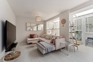 Koksijde : Ontdek dit prachtig gerenoveerd 2 slaapkamer appartement met 120m² bewoonbare oppervlakte in een zijstraat van de winkelstraat...