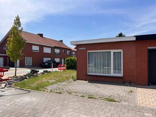 Bent u op zoek naar de <strong>ideale locatie</strong> om uw droomwoning te realiseren?<br />Dan is dit prachtig gelegen perceel bouwgrond ongetwijfeld een unieke opportuniteit.<br /><br />Met een oppervlakte van <strong>411 m²</strong> en een uitstekende <strong>zuidwestoriëntatie </strong>geniet u hier de hele dag van een optimale lichtinval en aangename avondzon in de tuin.<br />De rustige ligging zorgt voor een aangename woonomgeving, terwijl alle voorzieningen zich op korte afstand bevinden.<br /><br />De bouwmogelijkheden laten toe om een ruime gezinswoning te realiseren:
<ul>
	<li>Gelijkvloers bouwdiepte tot 15 meter</li>
	<li>Eerste verdieping bouwdiepte tot 12 meter</li>
</ul>
Vrije keuze van dakvorm, mits gebruik van esthetisch verantwoorde materialen<br /><br />Daarnaast is het toegestaan een bijgebouw op te richten:
<ul>
	<li>Maximale oppervlakte van 40 m²</li>
	<li>Maximale hoogte van 3,5 meter</li>
</ul>
Een bijkomend interessant voordeel is dat nieuwbouw aan <strong>6% btw</strong> mogelijk is, mits voldaan wordt aan de wettelijke voorwaarden. Wij informeren u hierover graag verder.<br /><br />De ligging vormt een absolute troef. Het perceel bevindt zich op slechts enkele minuten van het centrum van Roeselare en biedt een uitstekende bereikbaarheid.<br />Voedingswinkels, bakker, slager, buurtwinkels, scholen en andere dagelijkse voorzieningen bevinden zich op wandelafstand.<br />Bovendien bereikt u in een mum van tijd de Ring van Roeselare en de E403 richting Kortrijk en Brugge, wat zorgt voor een vlotte verbinding naar de omliggende steden.<br /><br />Een ideale kans voor wie rustig wil wonen op een centrale locatie en zijn woning volledig naar eigen smaak wenst te bouwen.<br />Contacteer ons gerust voor meer informatie of een bezoek ter plaatse op 051/201.400 of info@dicasa.be