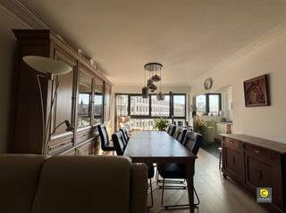 <h2><span>Instapklaar 2-slaapkamerappartement met terras en autostaanplaats</span><span><br /></span><span>Dit instapklare appartement bevindt zich op de tweede verdieping van een kleinschalig gebouw met lift. Vanuit deze centrale ligging geniet u van een uitstekende verbinding met lokale winkels en bevindt u zich op wandelafstand van openbaar vervoer en scholen. Ook met de wagen bereikt u vlot de autosnelweg richting Antwerpen, Mechelen en Brussel.</span></h2><h3><span>Leefruimte &amp; keuken:</span><span><br />De woonkamer is afgewerkt met een laminaatvloer en geniet van veel natuurlijke lichtinval dankzij de kamerbrede ramen aan de voorzijde. Vanuit de leefruimte heeft u rechtstreeks toegang tot de halfopen keuken. Deze keuken is volledig geïnstalleerd, afgewerkt met een tegelvloer en voorzien van een keramische kookplaat, oven, koelkast met vriesvak en vaatwasser.</span></h3><h3><span>Slaapkamers, badkamer &amp; toilet:</span><span><br />Via de nachthal bereikt u beide slaapkamers, de badkamer en het apart toilet. De slaapkamers meten respectievelijk 14 m² en 8 m² en zijn beide voorzien van een laminaatvloer. <br />De grootste slaapkamer geeft toegang tot het overdekte terras aan de achterzijde.<br />De badkamer beschikt over zowel een ligbad als een inloopdouche, een enkele lavabo met bijhorend meubel en een handdoekradiator. Het toilet is apart ondergebracht en voorzien van een handenwasser. Daarnaast is er een aparte berging waar u de aansluiting voor wasmachine en droogkast terugvindt</span><span>.</span></h3><h3><span>Terras &amp; kelder:</span><span><br />Op het overdekte terras aan de achterzijde kan u in alle rust genieten. Verder is er een handige privatieve kelderberging inbegrepen.</span></h3><h3><span>Autostaanplaats:</span><span><br />Bij het appartement hoort eveneens een ondergrondse autostaanplaats.</span></h3><p><span>Huurprijs, kosten &amp; beschikbaarheid:</span></p><p><span>Huurprijs</span><span>: €1.140/maand (inclusief autostaanplaats)</span></p><p><span>Provisiekosten</span><span> €50/maand (provisie voor minuterie en onderhoud gemene delen) </span></p><p><span>Beschikbaar:</span><span> 01/06/2026</span></p><p><span> </span></p><p><span>Extra troeven: </span></p><p><span>- Instapklaar</span></p><p><span>- Individuele meters </span></p><p><span>- Terras</span></p><p><span>- Private kelderberging</span></p><p><span>- Centrale ligging</span></p><p><span>- Mobiscore van 9,7/10</span></p><p><span> </span></p>