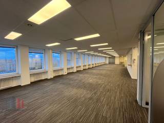 This excellently located office of 512 m² is for rent along the bustling Martelaarslaan (R40), the small ring road of Ghent. Martelaarslaan is a busy traffic artery offering easy access to the E40 and E17 motorways. Moreover, the office is also easily accessible by public transport and there is good infrastructure for cyclists.<br /><br />The bright office is part of the high-quality office building ‘Lieven Bauwens Building’, known for its modern look and high-quality finish. The office is located on the second floor and is equipped with a lift. In addition, the building has camera surveillance, sanitary and lighting facilities and an outdoor courtyard where you can eat or take a short break. There are also ample parking facilities near the building.<br /><br />The office is available immediately. For further information, plans or a site visit without obligation, please contact PANORAMA B2B GENT KANTOREN on 04 77 44 39 30. <br /><br /> 