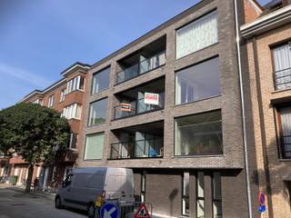 Op de tweede verdieping van dit recente gebouw wacht u een appartement dat zijn 95 m² met overtuiging én een vleugje charme presenteert. Bereikbaar via lift én trap – voor wie graag kiest tussen comfort en cardio – betreedt u hier een woonst die functionaliteit en verfijning moeiteloos combineert.<br />Via de inkomhal met gastentoilet komt u in een lichtrijke leefruimte waar zon en gezelligheid vaste bewoners zijn. De volledig geïnstalleerde eetkeuken – uitgerust met vaatwasser, koelkast, diepvriezer, oven, kookplaat met dampkap en meer – staat paraat voor zowel snelle ontbijtjes als culinaire hoogstandjes. Aansluitend geniet u van een overdekt terras van ca. 10 m²: ideaal voor een koffie in de ochtendzon of een aperitief zonder weerszorgen.<br />De nachthal leidt u naar een ruime berging/wasplaats (orde is hier geen optie, maar een evidentie), een volledig uitgeruste badkamer met zowel bad als douche – want kiezen is soms verliezen – en twee volwaardige slaapkamers waar rust centraal staat.<br />Achteraan het gebouw beschikt u over een private parkeerplaats én een afgesloten fietsenstalling. Bovendien zorgen zonnepanelen voor een energiezuinige werking: goed voor het milieu én voor uw energiefactuur.<br />Beschikbaar vanaf 01/05/2026. Vaste kosten: €50/maand.<br />Interesse? Schrijf u vandaag nog in als kandidaat via onze website en ontdek zelf hoe comfortabel wonen ook lichtvoetig kan zijn.