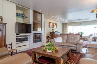 In een rustige wijk in Harelbeke vinden we dit unieke pand terug. De woning is doordacht ontworpen: bij het binnenkomen bevind je je meteen in...