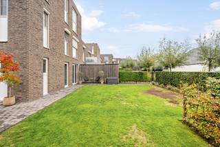 Appartement au rez-de-chaussée avec un grand jardin et deux places de parking en sous-sol (obligatoires à l'achat), situé dans une rue calme en impasse au centre de Mol. Vous vivrez à distance de marche des magasins, des écoles, des restaurants et de toutes les commodités quotidiennes, tout en profitant d'un environnement de vie agréable et paisible.<br /><br />Le salon spacieux et lumineux est le cœur de l'appartement et est en connexion directe avec la cuisine entièrement équipée. Grâce à la grande baie vitrée, le salon est baigné de lumière naturelle et s'ouvre de manière transparente sur le jardin ensoleillé d'environ 220 m² - un atout unique où vous pourrez profiter de la vie en plein air toute l'année.<br /><br />La cuisine est ouverte et entièrement équipée avec une plaque à induction, une hotte, un four combiné et un réfrigérateur intégré.<br /><br />L'appartement dispose de 2 chambres, d'un grand espace de rangement et d'une salle de bains. La salle de bains est équipée d'une douche et d'un lavabo. De plus, il y a des toilettes invités séparées dans le hall d'entrée.<br /><br />Le parking souterrain dispose de deux places de parking et d'un espace de stockage privatif. Les deux places de parking sont obligatoires à l'achat pour 40 000 euros.<br /><br />Détails supplémentaires :<br />- Deux places de parking, obligatoires à l'achat<br />- Emplacement calme au centre de Mol<br />- Très grand jardin ensoleillé<br />- Prêt à emménager et bien entretenu<br />- Interphone vidéo