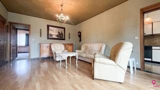 Bij ImmoFusion 7/7 “open huis” : klik op onze 3D-TOUR.<br /><br />Bent u op zoek naar een verzorgde gelijkvloerse woning op een gunstige locatie? Dan is deze woning aan de Geenrijt 13 in Heusden-Zolder zeker een bezoek waard.<br /><br />De woning beschikt over twee volwaardige slaapkamers, een ruime en lichtrijke woonkamer met aansluitende eetruimte en een praktische keuken, uitgerust met een oven, elektrisch kookvuur en koelkast.<br /><br />Verder is de woning deels onderkelderd, wat zorgt voor extra bergruimte. Buiten kunt u volop genieten van het mooi aangelegde en overdekte terras, een ideale plek om in alle rust te ontspannen. Bovendien beschikt de woning over een **aparte garage**, waardoor uw wagen veilig en droog kan worden gestald.<br /><br />Dankzij de uitstekende ligging bevindt u zich op een steenworp van het centrum van Heusden, met winkels, scholen, openbaar vervoer en andere voorzieningen in de directe omgeving.<br /><br />Pluspunten:<br />- Gelijkvloerse woning<br />- 2 volwaardige slaapkamers<br />- Ruime en lichtrijke leefruimte met aansluitende eetkamer<br />- Praktische keuken met oven, elektrisch kookvuur en koelkast<br />- Deels onderkelderd<br />- Aangelegd en overdekt terras<br />- Aparte garage<br />- EPC-label D (geen renovatieverplichting)<br />- Rustige ligging nabij het centrum van Heusden<br /><br />Maatregelen opgenomen in het Maatregelenregister: nee<br /><br />Een bezichtiging ter plaatse of meer info, bel ons op 078/78.78.70, of kom gewoon binnen op ons kantoor, steeds welkom!