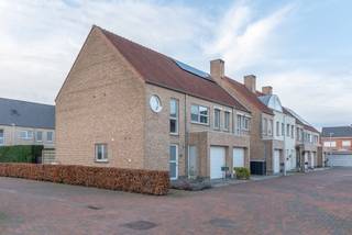 Instapklare gezinswoning met 4 slaapkamers in rustige wijk te centrum Vosselaar.EPC: 155 kWh/m² | 4 slaapkamers | 14 zonnepanelenOmschrijving:We...