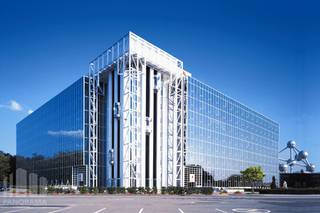 Le <strong>bureau</strong> moderne de 340 m² au premier étage est situé dans un emplacement d’affaires de premier ordre, entouré de verdure, au pied de l’Atomium, avec un accès direct au Ring et à l’A12. Excellente accessibilité par les transports en commun. L’aéroport de Zaventem se trouve à seulement 15 minutes. L’espace peut être divisé en 5 unités de 68 m².<br /><br />Le bâtiment de bureaux prestigieux bénéficie de plusieurs installations, telles que des salles de réunion, un restaurant, un support technique et commercial permanent, ainsi qu’une sécurité 24/24. De plus, le bâtiment est équipé de panneaux solaires, climatisation, grandes fenêtres apportant beaucoup de lumière naturelle, et d’un design moderne et épuré.<br /><br />Il dispose également d’un grand parking de 1.500 places (intérieur et extérieur) avec bornes de recharge. Selon vos besoins professionnels, des surfaces plus grandes ou plus petites peuvent être envisagées. Disponible immédiatement !<br /><br />N’hésitez pas à contacter <strong>PANORAMA B2B</strong> pour plus d’informations, des plans détaillés ou une visite sans engagement au<strong> 0477 09 00 09.</strong>