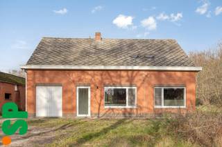 Deze zeer rustig gelegen woning omvat onder meer een lichtrijke keuken, badkamer, waskamer, leefruimte, apart toilet, twee slaapkamers,...