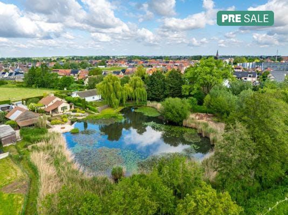 Alleenstaand huis te Meulebeke met prachtige tuin en vijver! - foto 1