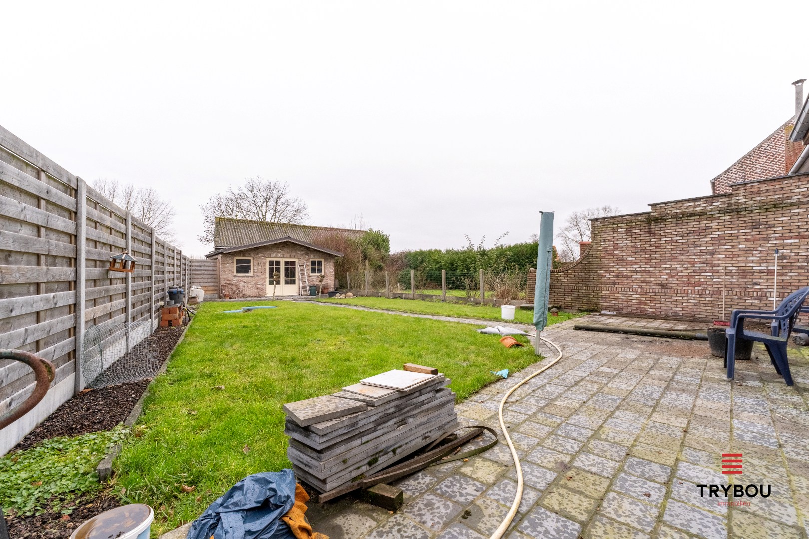 Kloeke woning met tuin, 2 garages en uitweg - foto 4