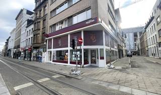 Te koop: een veelzijdig commercieel gelijkvloers met mezzanine, gelegen op de bruisende Sint-Jacobsmarkt, een toplocatie in het hart van de...