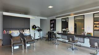 Dit recente en modern afgewerkte handelspand is gelegen in de Vlamingstraat, vlakbij het centrum van Sint-Laureins. Dankzij de praktische indeling...