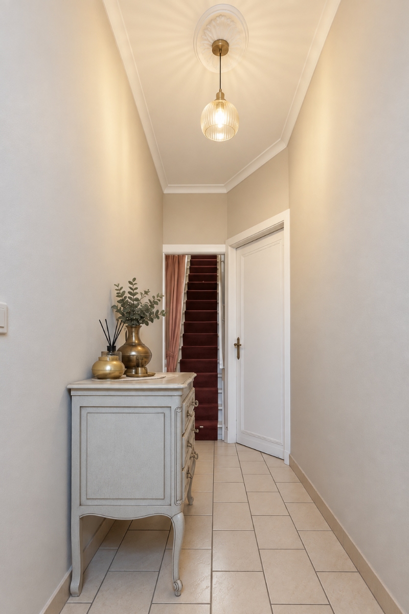 Te renoveren, centraal gelegen woning met 2 slaapkamers (4 mogelijk), tuin en oprit. - foto 4