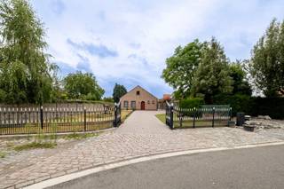 Instapklare, rustig gelegen woning op mooi zuidgericht perceel van 756 m²! Deze gelijkvloerse woning is up-to-date gehouden zodat je er ineens je nieuwe thuis van kan maken.<br /><br /><strong>Troeven in de kijker:<br /></strong><br />- mooi zuidgericht perceel in rustige straat<br />- ligging dicht bij dorpskern en scholen<br />- volledige gelijkvloerse woning<br />- 2 slaapkamers<br />- aparte garage<br />- perfect onderhouden<br /><br />
<h3>Indeling</h3>
<p>Via de inkomhal kom je in de gezellige woonkamer, die aansluit op de eetkamer en keuken. Vanuit de nachthal bereik je de hoofdslaapkamer met aansluitende badkamer en wasplaats. Daarnaast is er nog een tweede slaapkamer, die uiteraard ook perfect dienst kan doen als bureau, hobbyruimte of logeerkamer.</p>
<p>De zolderverdieping doet momenteel dienst als extra bergruimte, maar biedt dankzij de beschikbare ruimte mogelijkheden om – mits de nodige aanpassingen – extra slaapkamers of een andere polyvalente ruimte te creëren.</p>
<p>Vanuit de veranda heb je een aangenaam zicht op de mooi aangelegde en onderhoudsvriendelijke tuin. Een heerlijke plek om te genieten van de rust en het groen.</p>
<p><strong>Benieuwd naar deze woning?</strong><span> </span>Contacteer Flor Vastgoed en ontdek zelf de mogelijkheden tijdens een bezoek ter plaatse.</p>
<p>📧 info@flor-vastgoed.be<br />📞 03 283 62 43</p>