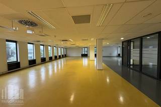 This versatile business building in Zaventem offers an exceptional combination of 607 m² of functional warehouse space and 405 m² of office space, making it ideal for companies seeking a strategically located and flexible business environment. Thanks to its prime location near the E40 motorway, the Brussels Ring R0 and the A201 towards Brussels Airport, the property enjoys excellent accessibility, while the airport is only 5 km away.<br /><br />The building features spacious warehouse units ranging from 607 m² to 2,957 m², combined with office spaces from 227 m² up to 3,717 m². An ideal solution for businesses looking to combine logistics, flexibility and a professional working environment.<br />The warehouse space benefits from a clear height of 8.5 m and is perfectly suited for logistics or industrial activities. The first warehouse is currently fitted out with suspended ceilings, partition walls and additional facilities, but can easily be converted back into a traditional open warehouse space.<br /><br />The various units can also be flexibly combined with office spaces, allowing the building to adapt seamlessly to a wide range of business needs.<br /><br />The office areas provide a bright and efficient working environment with large windows ensuring abundant natural daylight. The suspended ceiling is equipped with integrated LED lighting, ventilation and an HVAC system with air distribution for optimal air circulation. The flexible layout makes it easy to create both open-plan workspaces and enclosed meeting rooms.<br /><br />The site offers 67 parking spaces for staff and visitors, further enhancing accessibility. The entire complex is immediately available and represents an ideal opportunity for companies looking to expand in a location with maximum visibility and accessibility.<br /><br />For additional information, specifications, plans or a non-binding site visit, please contact PANORAMA B2B at +32 477 30 40 05.