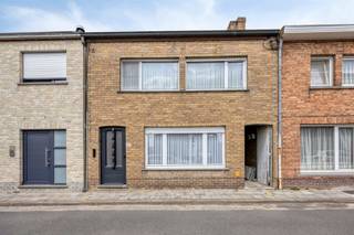 <p>Welkom bij deze centraal gelegen woning in Maldegem</p><p>Deze zeer degelijk gebouwde gezinswoning biedt comfortabele leefruimtes met drie ruime slaapkamers, ideaal voor gezinnen of voor wie extra ruimte wil. </p><p>Het interieur kenmerkt zich door authentieke details en een goede indeling. De woonkamer is voorzien van karakteristieke houten balken en biedt een warm en uitnodigend gevoel. De leefkeuken is functioneel ingericht en biedt alle noodzakelijke faciliteiten voor het dagelijks gebruik.</p><p>De toekomstige prachtige badkamer wacht op jou visie om te bepalen waar deze zal komen. De slaapkamers bieden voldoende ruimte voor meubels en zijn voorzien van natuurlijk licht door ramen.</p><p>Deze woning is gelegen in het levendige Maldegem, een gemeente met goede verbindingen naar omliggende gebieden. Het centrum is dicht bij en alle voorzieningen zoals winkels, scholen, het park, het zwembad en openbaar vervoer bevinden zich op wandelafstand.</p><p>Deze gezinswoning omvat ook praktische verharde buitenruimte die bereikbaar is via de zijtoegang, </p><p>Dit is een uitstekende gelegenheid voor kopers die op zoek zijn naar een solide, goed gelegen woning met veel binnenruimte en enorm veel potentieel.</p><p>Voor meer informatie en bezoeken, contacteer Bert Pauwels via email Bert@maximm.be en telefonisch op het nummer 0496/33.24.56</p><p><br /><br /> </p>