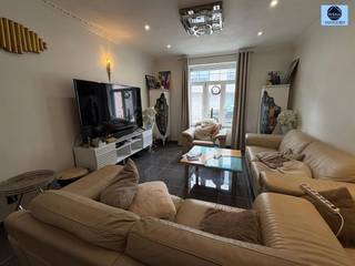 KARAKTERVOLLE WONING IN DE DORPSKERN VAN IDEGEMRichtprijs : 299.000 euro Deze karaktervolle, zeer ruime woning in de dorpskern van Idegem, omvat op...