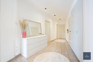 Dit uitstekend gelegen en bijzonder goed onderhouden appartement bevindt zich op de grens van Gent en Ledeberg, meer bepaald aan de rotonde van...