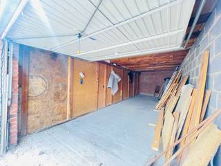 Ruime garage nabij het centrum van Menen<br />9,5m diep<br />3,3m breed<br />27m²<br /><br />garage nummer 27