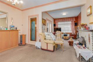 Op te frissen woning met stadstuin In het centrum van Merksem, in een zijstraat van de Bredabaan, staat deze charmante op te frissen woning in de Van...