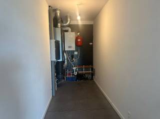 <p><span>Ruim appartement (155m² bewoonbare opp) met loftgevoel.</span></p><p><span> </span></p><p><span>INDELING</span></p><p><span> </span></p><p><span>Recent appartement gelegen op de eerste verdieping.</span></p><p><span>Het appartement omvat een ruime berging, een grote living met uitgebreide keuken met kookeiland, 3 slaapkamers, een apart toilet en een hippe badkamer met inloopdouche, bad en dubbel meubel.</span></p><p><span>Beneden is er een aparte fietsenberging en vooraan is er een vuilnislokaal.</span></p><p><span>Aan de living is er een terras.</span></p><p><span> </span></p><p><span>PRAKTISCH</span></p><p><span> </span></p><p><span>Het appartement is onmiddellijk beschikbaar.</span></p><p><span>Gunstig epc A label.</span></p><p><span> </span></p><p><span>LIGGING</span></p><p><span> </span></p><p><span>Rustig gelegen met snelle aansluiting naar de N60.</span></p><p><span> </span></p><p><span>Vraag uw bezoek aan via onze site immodhondt.be</span></p>