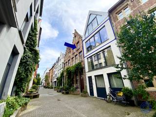 <p><span>Informatie gelijkvloers appartement</span></p><p><span>Op zoek naar een oase van rust midden in de bruisende stad? Dan is dit instapklare 2-slaapkamerappartement van ca. 75 m² met bruikbaar terras, ideaal gelegen in de geliefde Sint-Andrieswijk in het historisch centrum van Antwerpen, precies wat u zoekt! Het appartement beschikt over twee volwaardige slaapkamers, een badkamer met instapdouche en een functioneel uitgeruste keuken, met afwasmachine. De lichtrijke leefruimte met grote raampartijen zorgt voor een aangenaam en warm thuisgevoel, dankzij de autoluwe straat geniet je hier ook echt van rust! Een unieke opportuniteit voor wie comfortabel wil wonen in het hart van de stad, met winkels, horeca en openbaar vervoer op wandelafstand.</span></p><p><span> </span></p><p><span>Indeling</span></p><ul><li><span>Keuken uitgerust met afwasmachine, koelkast met vriesvak, inductie kookplaat, dampkap.</span></li><li><span>Leefruimte met veel natuurlijke lichtinval en zicht op autoluwe straat.</span></li><li><span>Terras ZW gericht.</span></li><li><span>Slaapkamer 1 achteraan ca. 12m² met terras.</span></li><li><span>Slaapkamer 2 achteraan ca. 10m² </span></li><li><span>Badkamer met instapdouche, lavabo met meubel, handdoekdroger en aansluiting voor wasmachine.</span></li><li><span>Apart toilet met handenwasser.</span></li></ul><p><span> </span></p><p><span>Huur informatie</span></p><ul><li><span>Huurprijs: 1.150 EUR/maand </span></li><li><span>Beschikbaar: 1/06/2026</span></li></ul><ul><li><span>Waarborg: 3 maanden</span></li><li><span>Vaste kosten: 50 EUR/maand</span></li><li><span>Verbruik: gas, water en elektriciteit individueel</span></li></ul><p><span> </span></p><ul><li><span>Huurders aansprakelijkheid- brandverzekering verplicht aan te sluiten. </span></li></ul><ul><li><span>Intredende plaatsbeschrijving: huurders aandeel ca. 200 EUR + BTW </span></li></ul><p><span> </span></p><p><span>Gebouw</span></p><ul><li><span>Gebouw bestaande uit 4 appartementen: GLV met tuin terras- 1ste - 2de en penthouse met terras en een kelder. </span></li><li><span>Verzorgde inkomhal in marmer.</span></li><li><span>Geen lift.</span></li><li><span>Parlofoon.</span></li></ul><p><span> </span></p><p><span>Ligging</span></p><ul><li><span>Zeer gezellig gelegen in zijstraat van Nationalestraat - deze straat is autoluuw</span></li><li><span>Winkels, bistro's, openbaar vervoer op wandelafstand </span></li><li><span>Sint andries is gewilde ,trendy buurt tussen Zuid en historisch Antwerpen</span></li><li><span>Mobi score 9,9/10 </span></li></ul><p><span> </span></p><p><span>*De informatie in deze prospect is ter informatieve titel: de kandidaat-huurders moeten hun eigen zaak maken van het verkrijgen, controleren en interpreteren van deze informatie.</span></p><p><span>** De foto's zijn ter illustratie, dit zijn gerenderde foto's. De realiteit kan verschillen.</span></p><p><span> </span></p><p><span> </span></p><p><span> </span></p>