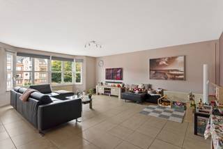 Centraal gelegen appartement op de 1eV op wandelafstand van verschillende winkels, scholen en het openbaar vervoer! Er is parkeergelegenheid in de straat. <br /><br />Dit eigendom werd gebouwd in 1990 en werd steeds goed onderhouden. Het is volledig asbest vrij en heeft een goede EPC score: Label B. De indeling is als volgt: 1eV: een inkomhall, een woonkamer, een keuken, een apart toilet, een berging, een badkamer met 2e toilet en 3 slaapkamers. <br /><br />Er is geen lift aanwezig. Momenteel is het appartement verhuurd. De gemeenschappelijke kosten bedragen €30,-/maand. <br /><br />Voor meer info of een bezichtiging ter plaatse kan u ons contacteren via 03 459 99 99 of info@leximmo.be!