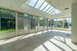 Een ruime (250m²), te moderniseren villa met oa. 3 (mogelijk 5) slaapkamers,<br />ruime woonkamer + veranda (samen 69,00m²), 40 zonnepanelen (op heden nog met <br />certificaten), garage + parking, ideaal gelegen in een verkeersvrij woonerf. <br />Op het gelijkvloers: inkom, living (35.00m²) + mooie veranda (34,00m²), keuken (11.50m²), nachthal met vestiaire en toilet, badkamer (bad, dubbele wastafel), slaapkamers 1 en 2 (14.35 / 17.60m²), garage (24.00m²);<br />Op de eerste verdieping (af te werken): kamer 3 (13.60m²), bureelruimte (10.00m²), douchekamer (douche + wastafel), toilet, inrichtbare zolderruimte (45.00m²);<br />Verder: kelder (18.00m²), oprit, terras en tuin. <br />Buitenschrijnwerk hardhout driedubbel glas + alu dubbel glas <br />Centrale verwarming op aardgas (nieuwe gascondensketel 2026) + airco<br />EPC: label C (!!! Geen renovatieplicht!!!) - 40 zonnepanelen - asbestveilig!<br />Perceeloppervlakte: 6a 91ca - kadastraal inkomen: 2.318EUR