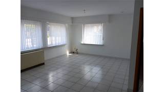 <p></p><p>Een goed gelegen gelijkvloers appartement bestaande uit een woonkamer, keuken, 2 slaapkamers, badkamer, bergplaats, garage.</p><p></p>