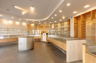 Dit ruime handelspand in het centrum van Borsbeek combineert een goed zichtbare commerciële ruimte met een bovenliggend appartement. Het...