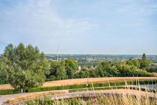 <p>Ruime gezinswoning met terras, tuin en panoramisch uitzicht op Geraardsbergen</p><p>Op een rustige locatie aan de stadsrand, maar toch op wandelafstand van het centrum, winkels en recreatiemogelijkheden, bevindt zich deze ruime gezinswoning met veel potentieel en een mooi uitzicht over Geraardsbergen.</p><p>De woning werd reeds deels gerenoveerd. Zo werd in 2023 een condenserende gasketel geplaatst, waardoor de energieprestatie reeds verbeterde van EPC-label F naar E. Daarnaast biedt de woning nog mogelijkheden om verder naar eigen smaak te moderniseren.</p><p>Op het gelijkvloers kom je binnen in een ruime, doorlopende leefruimte met een zit- en eetplaats. Via dubbele deuren bereik je de leefkeuken. Aansluitend bevinden zich een badkamer met douche en badkamermeubel, een apart toilet en verderop nog een tweede toilet.</p><p>Achteraan bevindt zich een tweede gebouw dat momenteel dienstdoet als wasplaats en rechtstreeks aansluit op de buitenruimte. Deze bestaat uit een terras en een tuin die nog verder naar eigen wens kunnen worden ingericht. Als extra troef geniet je hier van een prachtig panoramisch uitzicht over de benedenstad van Geraardsbergen.</p><p>Op de eerste verdieping bevinden zich twee slaapkamers. De tweede verdieping is ingericht als volwaardige zolderverdieping met nog twee extra slaapkamers.</p><p>Deze woning combineert een uitstekende ligging, veel leefruimte en authentieke elementen. Met enkele opfrissingen creëer je hier een hedendaagse gezinswoning met een mooie buitenruimte en een uniek uitzicht.</p><p>Absolute troeven</p><p>- 4 slaapkamers<br />- Condenserende gasketel (2023)<br />- Conforme elektrische installatie<br />- Terras en tuin met panoramisch uitzicht<br />- Authentieke elementen en veel karakter<br />- Op wandelafstand van centrum, winkels en recreatie<br />- Mogelijkheid om verder naar eigen smaak te moderniseren</p><p>Interesse? Contacteer Femke via femke@immobeguin.be voor meer informatie of een bezoek.</p>