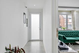 Exclusief te koop bij Access Estate – Instapklare, energiezuinige woning met royale tuin en garagebox.<br /><br />BEZOEKDAG WOENSDAGAVOND 9 SEPTEMBER - OP AFSPRAAK<br />Plan uw bezoek via sms of WhatsApp op 0475 92 30 35.<br /><br />Deze prachtig gerenoveerde woning in Wichelen combineert ruimte, comfort en energiezuinigheid op een perceel van 742 m². De absolute blikvanger is de diepe, zonnige tuin met open uitzicht, aangelegd terras en achteraan toegang tot de aparte garagebox. Er is tevens een zijingang met berging voor fietsen en andere meer te plaatsten.<br /><br />Binnen geniet u van een lichtrijke leefruimte, een volledig uitgeruste keuken met zicht op de tuin, en een eveneens vernieuwde kelder en een apart gastentoilet. Op de verdiepingen bevinden zich 4 slaapkamers en 2 bad-/douchekamers met toiletten.<br /><br />Troeven:<br />✔ Heel dure en kwalitatieve totaalrenovatie!<br />✔ Instapklaar en uitstekend onderhouden!<br />✔ EPC-label C<br />✔ Elektrische keuring conform!<br />✔ Asbestveilig!<br />✔ Aparte garagebox! Mogelijkheid om bij aan te kopen!<br />✔ Vernieuwde kelder met garantie<br />✔ Volledig omheinde tuin!<br />✔ Regenwaterput<br />✔ Parkeergelegenheid/toegang achter aan de tuin voor 1 wagen!<br /><br />Dankzij de centrale ligging bevinden winkels, scholen, openbaar vervoer en het station zich op korte afstand.Dit pand heeft een ideale ligging tussen Gent en Aalst/Brussel!<br /><br />Een ideale gezinswoning met een uitzonderlijke tuinbeleving. Plan vandaag nog uw bezoek!
