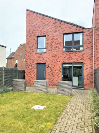 Ruime,  instapklare woning met 3 slaapkamers, garage en tuin met terras in het centrum van Waregem.  Deze woning heeft een bewoonbare opp. van 140...