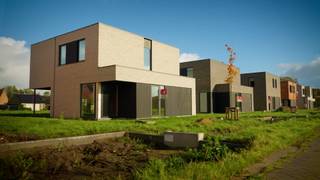 In de ‘Eggerstraat’, net buiten de dorpskern van Oostmalle bouwt Danneels deze stijlvolle open bebouwing op het lot 13. Het perceel is 605 m² groot en is rustig gelegen centraal in de nieuwe buurt.<br /><br />Deze vrijstaande woning in moderne bouwstijl heeft een doordachte indeling. Met o.m. een lichtrijke open ingedeelde leefruimte, met een overdekt terras annex, een volledig ingerichte keuken, 4 mooie slaapkamers, 2 badkamers, dressingruimte in de master, een garage, oprit, terras én een mooie omheinde tuin. <br /><br />De woning wordt heel energiezuinig en is uitgerust met een geothermische warmtepomp, vloerverwarming, zonnepanelen en een ventilatiesysteem met warmterecuperatie. <br /><br /><span>We werken jouw nieuwe thuis sleutel-op-de-deur voor je af. Jij kiest jouw keuken- en badkamerinrichting, de vloer- en wandtegels uit bij onze projectpartners. Onze klantenbegeleider staat voor je klaar tijdens het hele realisatietraject. </span>
