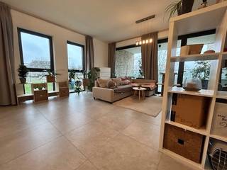 Dit appartement op de eerste verdieping is gelegen op de Elfde Liniestraat 13.  Dit is op wandelafstand van de PXl en het centrum van Hasselt.   Er...