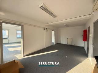Souhaitez-vous visiter ce bien immobilier ?Dans ce cas, veuillez nous contacter au 02/460.80.46 ou à l'adresse info@structura.be.Cet espace de bureaux bénéficie d'un emplacement stratégique au premier étage, à seulement 50 mètres du Ring. Grâce à son excellente accessibilité, il constitue le lieu idéal pour une petite entreprise, un indépendant ou une profession libérale.Le bureau offre une superficie d'environ 100 m² et dispose d'une entrée privative, d'un ascenseur, d'une cuisine entièrement équipée ainsi que de sanitaires séparés.Caractéristiques- Bureau d'environ 100 m²- Situé au premier étage- À seulement 50 mètres du Ring- Excellente accessibilité- Entrée privative- Ascenseur- Cuisine entièrement équipée- Jusqu'à 3 emplacements de parking disponibles- Idéal pour une petite entreprise, un indépendant ou une profession libérale