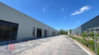 Duurzame KMO-unit van 410 m², samenvoegbaar tot een totale oppervlakte van 2.460 m², te koop.De site is strategisch gelegen vlak bij het...