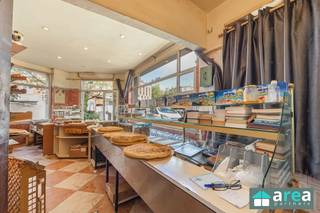 <p><span>Op een gegeerde locatie aan het Groeningerplein in Borgerhout bevindt zich dit interessant opbrengsteigendom met tal van mogelijkheden voor investeerders. Het betreft een gebouw bestaande uit 3 units, waaronder een commerciële ruimte (thans bakkerij) met daarboven 2 appartementen. Dankzij de centrale ligging, geniet dit pand van een mogelijke en uitstekende verhuurbaarheid met een aantrekkelijk en stabiel rendement. </span></p><p><span> </span></p><p><span>Ideaal voor wie op zoek is naar een zorgeloze investering op een strategische locatie.</span></p><p><span>Mogelijkheid voor bijbouwen extra verdiep (optopping)!</span></p><p><span> </span></p><p><span>Grootste troeven:</span></p><p><span>-Centrale commerciële ligging met uitstekende zichtbaarheid</span></p><p><span>-Huidig enkel appartement V2 verhuurd (€850/mnd)</span></p><p><span>-Mogelijk rendement van 4,62% bij verhuur aan €2700/mnd!</span></p><p><span>-Buurt met zelden leegstand</span></p><p><span>-Degelijk gebouw, goed onderhouden</span></p><p><span> </span></p><p><span>Indeling:</span></p><p><span>-Kelder (80m²): ideaal voor stockage</span></p><p><span>-GLVL (80m²): winkel met aansluitend de polyvalente ruimte en een badkamer met apart toilet</span></p><p><span>-V1 (80m²): appartement bestaande uit living met aansluitend de eetkamer en keuken. Badkamer met douche en WC en tot slot een slaapkamer met mogelijkheid tot 2de.</span></p><p><span>-V2 (80m²): appartement bestaande uit living met aansluitend de eetkamer en keuken. Badkamer met douche en WC en tot slot 2 slaapkamers.</span></p><p><span> </span></p><p><span>Voor meer informatie kan u terecht bij Area Partners: info@area.be of 03/284.60.60</span></p>