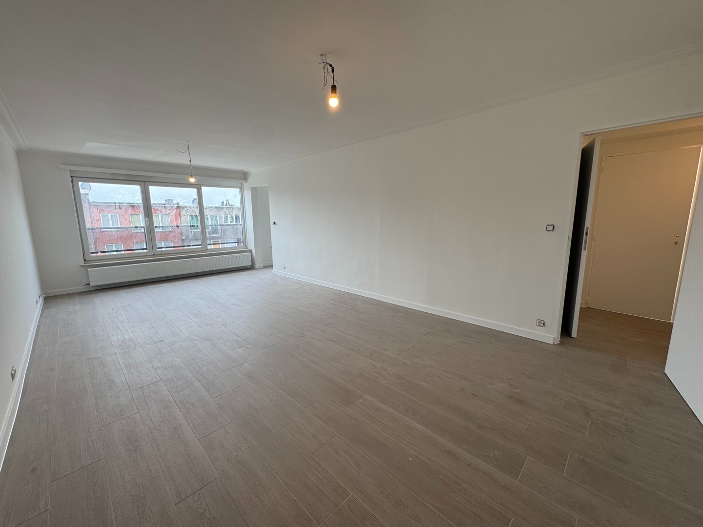 Gerenoveerd tweeslaapkamer appartement te huur met terras - foto 1