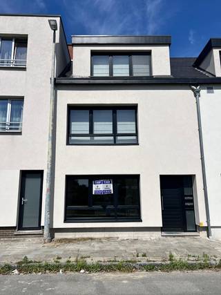 Dit gezellige appartement vinden we  gelijkvloers in een recent gerenoveerd gebouw met 2 woongelegenheden aan Luitenant Van Eepoelstraat (kruising...