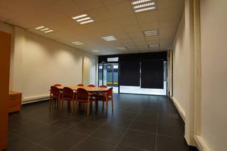 Hier vergaderen kan in alle rust.<br />Het is zelfs zo dat de toegangsdeuren naar het centrum overdag worden afgesloten; klanten komen dus op afspraak.<br />De lichtrijke vergaderrruimte bedraagt ca 30 m²; achter de kastjes bevindt zich een kitchenette en een toilet. Electro conform.<br />Maandelijkse kosten van het centrum bedragen 75,- en de onroerende voorheffing ca 1.500,- / jaar. Dit laatste wordt best ook per maand afgerekend.<br />Parkeren ? Absoluut geen probleem met de grote parking van de supermarkt erachter en de parking Grote Markt ervoor..<br />Ideaal voor vennootschapsdomicilie, maar ook voor boekhouder, advocaat, begeleidingsbureel...
