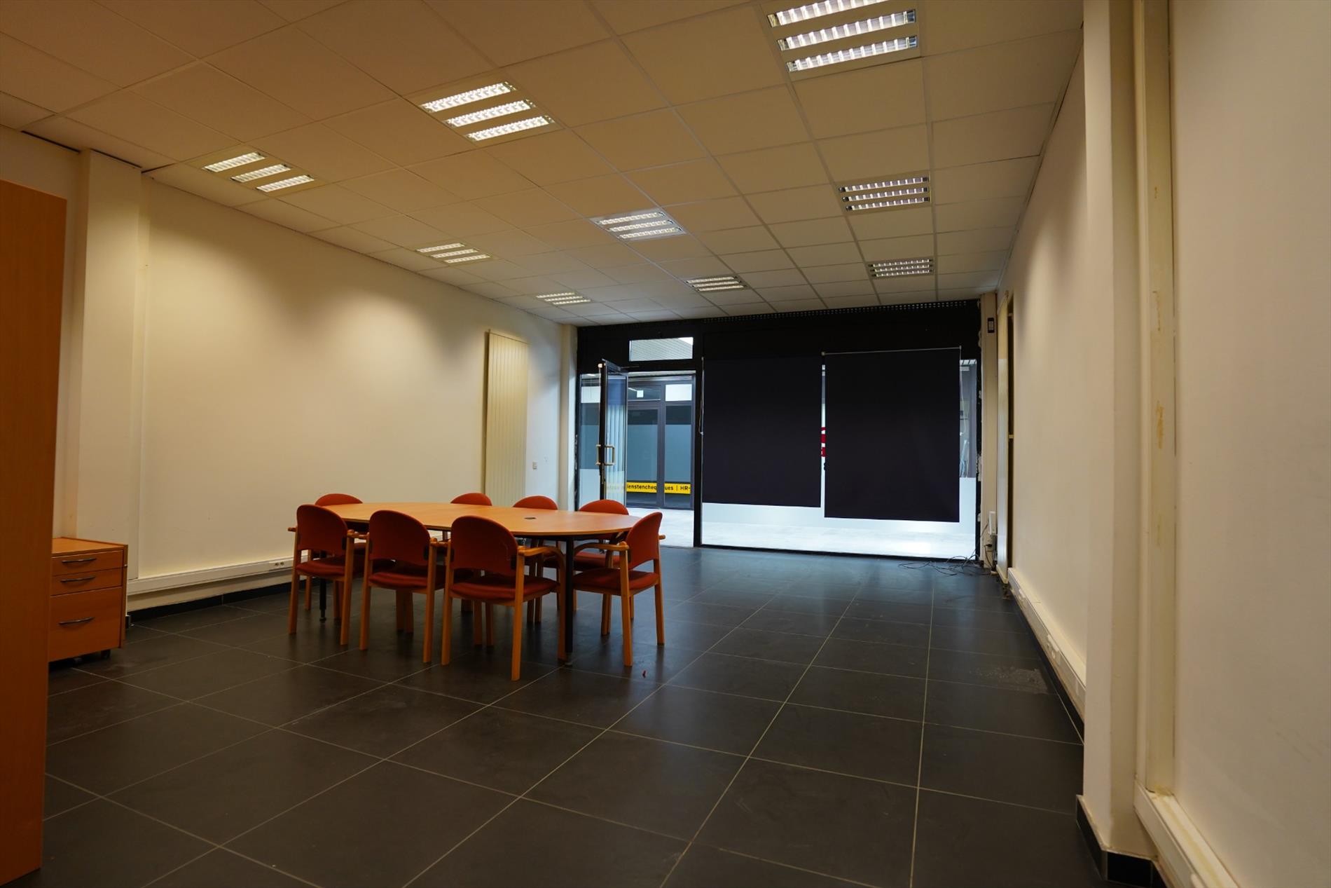 Centraal gelegen bureel in luw handelscentrum - foto 1